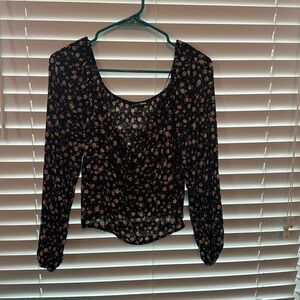 Like new Black floral scrunch shoulder long sleeve fashionova blouse